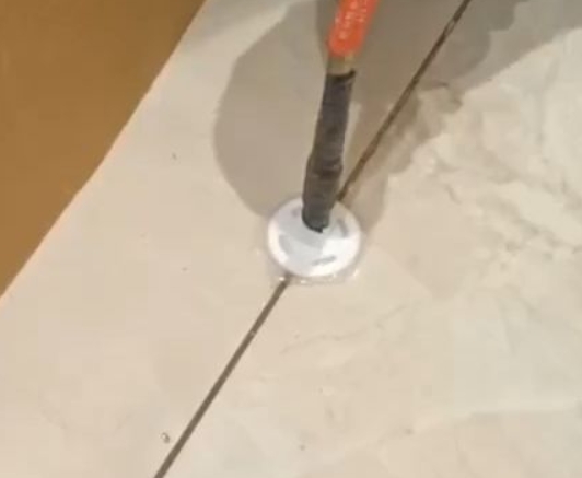 阿拉山口瓷砖空鼓维修公司专业解答瓷砖在铺贴过程中，如果没有涂抹均匀到位的粘结材料（如水泥砂浆或瓷砖胶），可能会导致以下问题
